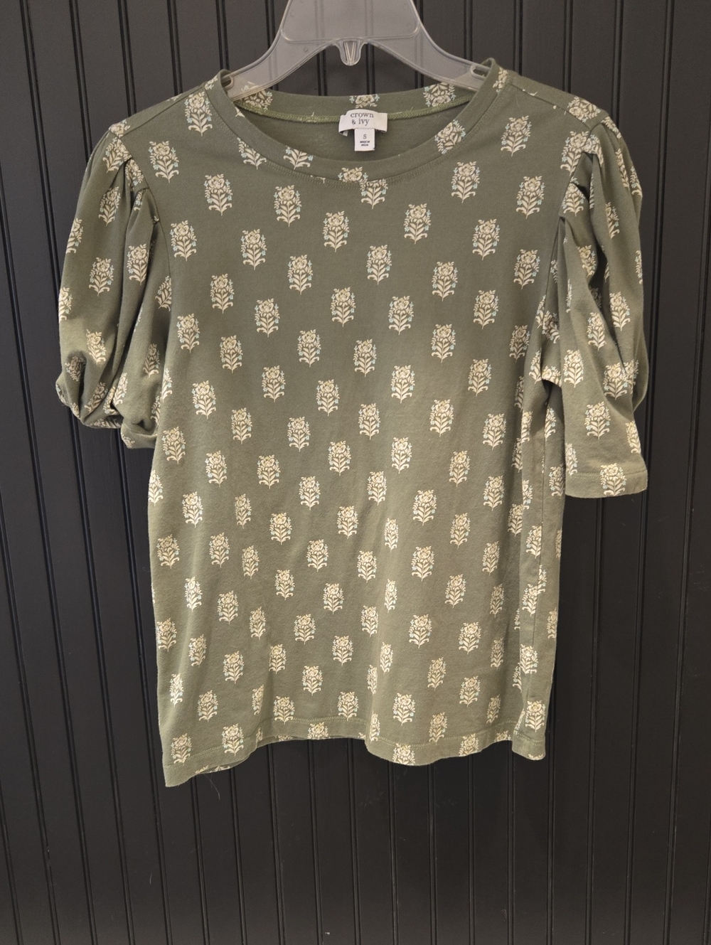 crown & ivy Olive Short-Sleeve Puff Top with Cream Floral Print